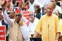 योगी का तंज: इस उम्र में दुश्मनी नहीं, घर बुलाकर भोजन कराइए – इलाज के लिए ब्रजेश पाठक मौजूद       फोटो सोर्स : Patrika