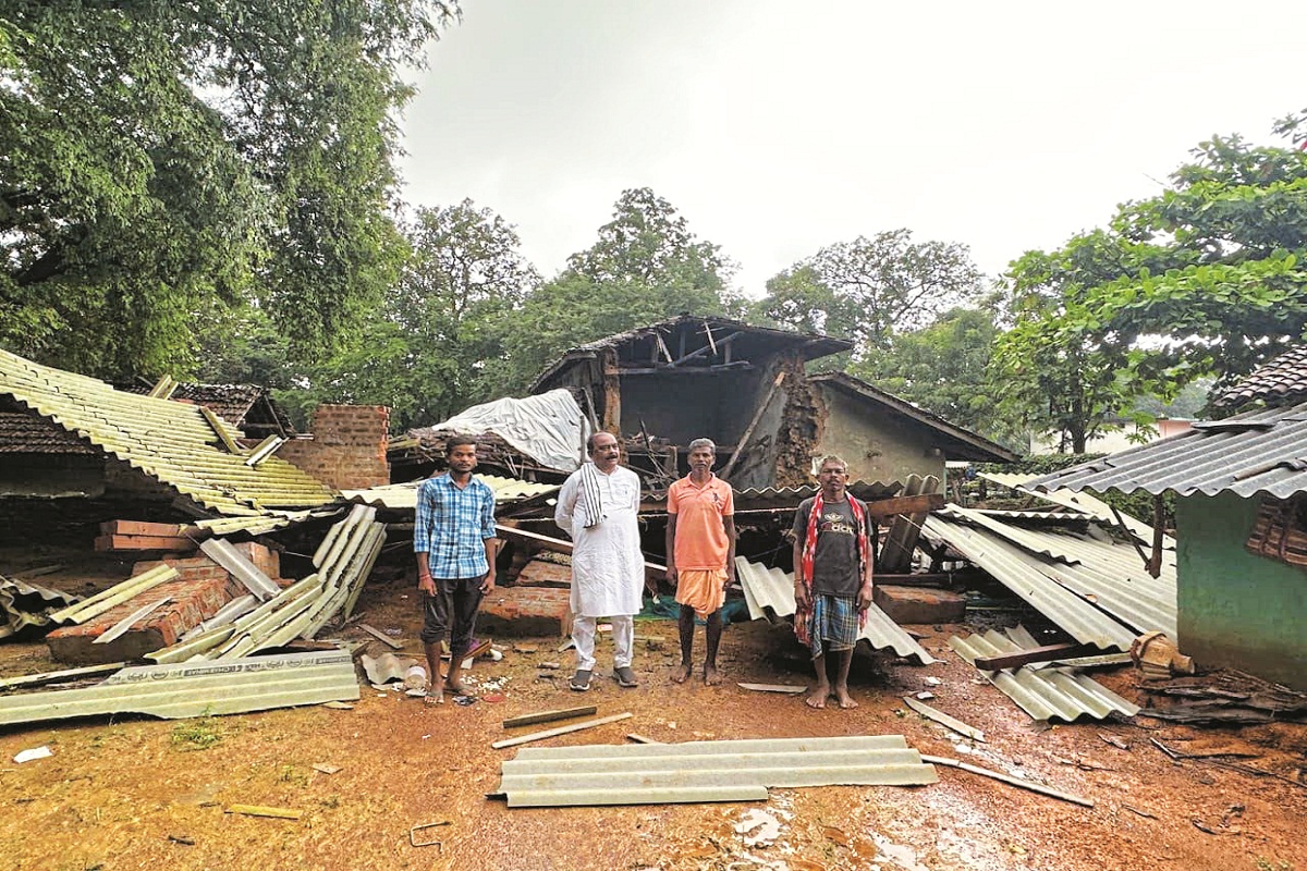 ग्रामीणों की तकलीफ जानने पहुंचे विधायक (Photo source- Patrika)