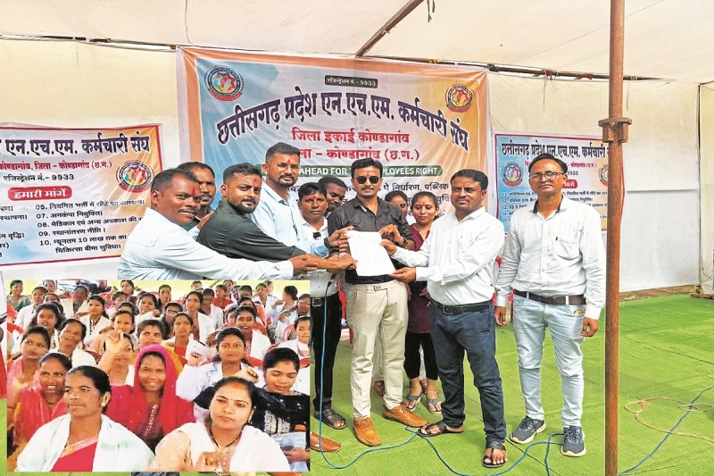 धरने पर बैठे एनएचएम कर्मी (Photo source- Patrika)