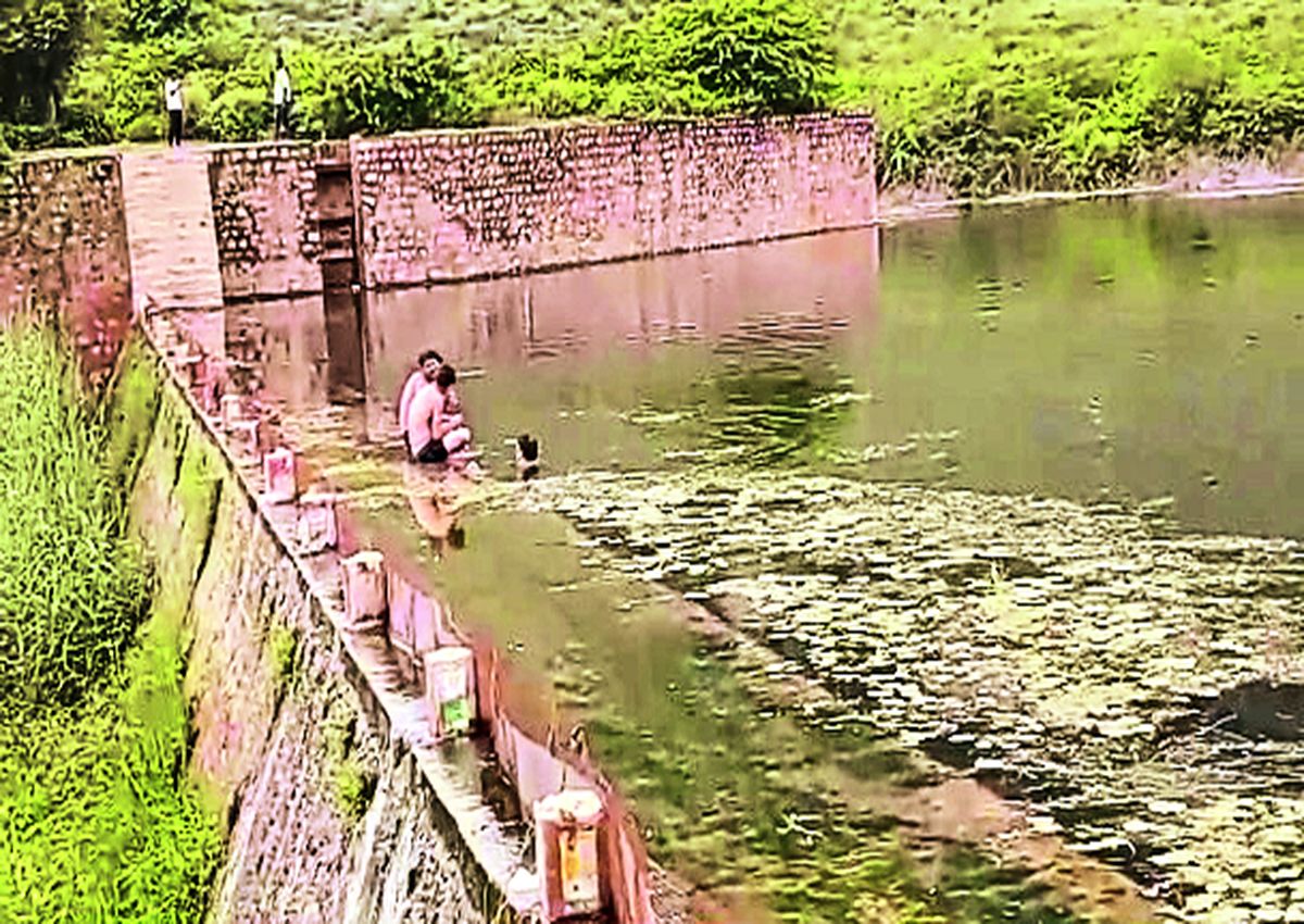 बेरोक टोक जल स्रोतों पर डुबकी लगा रहे युवा, हादसे की नहीं परवाह