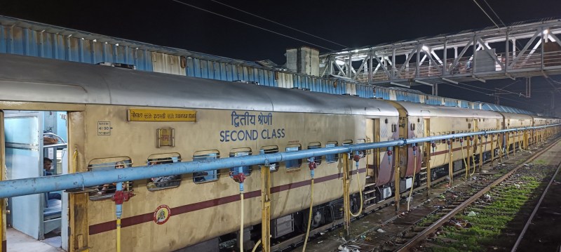 Bhopal-Itarsi Vindhyachal Express is getting delayed for hours every day, passengers are getting troubled