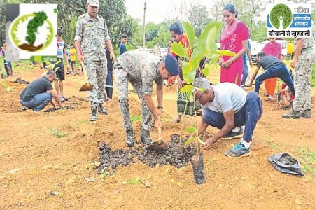 आत्मसमर्पित नक्सलियों ने रोपे पौधे (Photo source- Patrika)