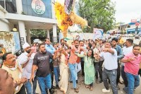 पुतला दहन और एफआईआर की मांग (Photo source- Patrika)