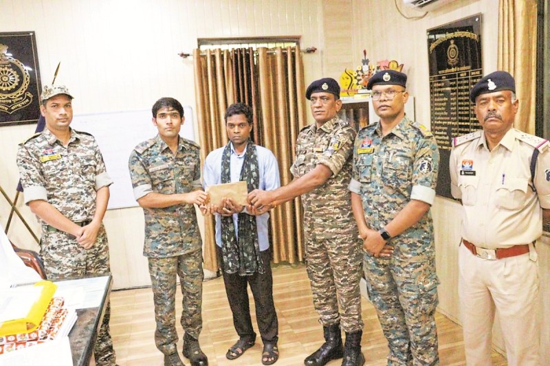 नक्सलियों ने किया आत्मसमर्पण (Photo source- Patrika)