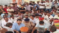 वाहन की टक्कर से बाइक सवार की मौत, मांगों को लेकर धरना शुरू - image