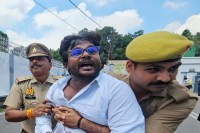 सुप्रीम कोर्ट में सुनवाई टलने से नाराज, डिप्टी सीएम आवास का घेराव (फोटो सोर्स : Social Media/Whatsapp)