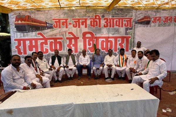 रेललाइन की मांग को लेकर चलाया हस्ताक्षर अभियान।
