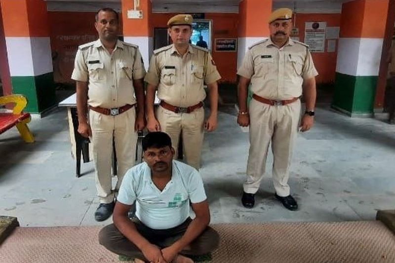 दस कार्टून अवैध शराब के साथ युवक गिरफ्तार A youth arrested with ten cartons of illegal liquor