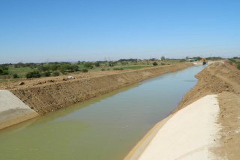 कच्ची नहरों के फूटने का रहता है खतरा।