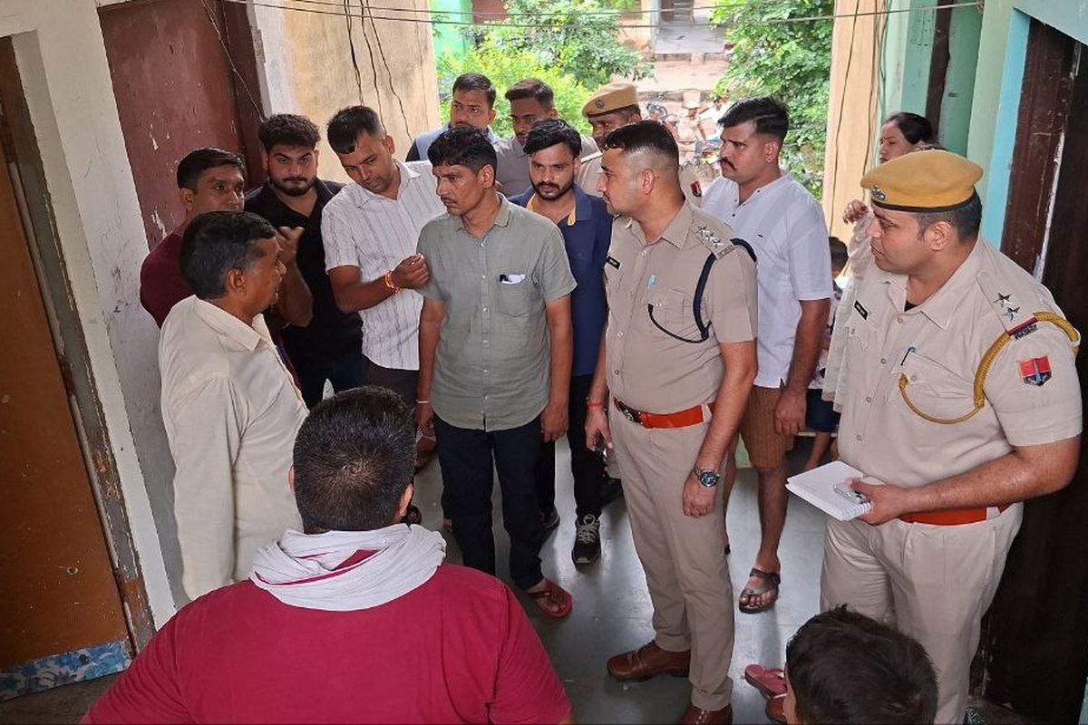 शहर पर चोरों का धावा, एक रात में 10 मकानों में चोरी Thieves attack the city, 10 houses robbed in one night