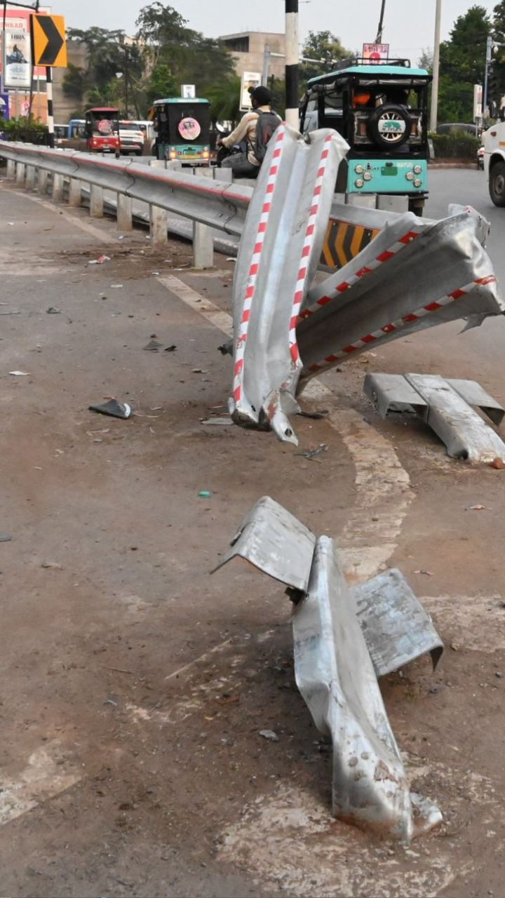 CG News: रायपुर में तेलीबांधा तिराहा पर बढ़ा खतरा, कार हादसे के बाद सेटी वॉल टूटी