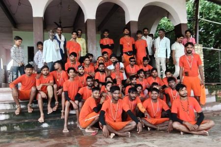 20 घंटे में 280 किमी की दौड़ लगाकर गंगाजल से महाकाल का जलाभिषेक Mahakal was anointed with Ganga water after running 280 km in 20 hours