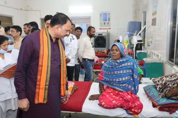 कोंडागांव अस्पताल पहुंचे स्वास्थ्य मंत्री, मरीजों से की मुलाकात, दी नई सुविधाओं की सौगात... Photo