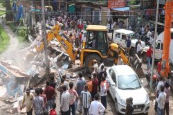 अतिक्रमण के खिलाफ चला पीला पंजा, तीन दर्जन से अधिक दुकानें ध्वस्त, बाजार में मची
अफरा तफरी - image
