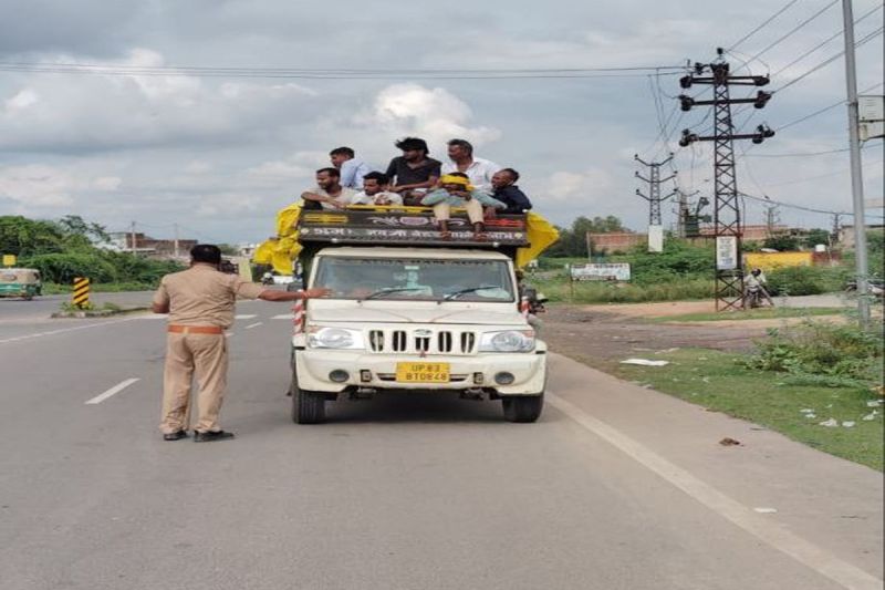 ओवरलोड वाहनों को रोका और खतरों से कराया वाकिफ, दो दर्जन वाहनों के काटे चालान Overloaded vehicles were stopped and made aware of the dangers, challans were issued for two dozen vehicles