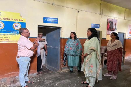 कक्षा कक्ष क्षतिग्रस्त देख डीसी बोली- अन्य स्थान पर करें व्यवस्था Seeing the damaged classroom, DC said- make arrangements at another place