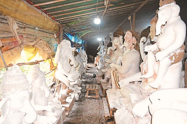 Ganesh Utsav 2025: रायपुर में गणेश उत्सव की तैयारी, प्रजा से मिलने को सज रहे
राजा, देखें तस्वीरें