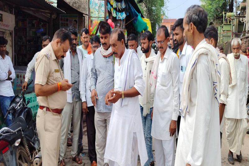 रक्षाबंधन पर पीहर नहीं भेजने के फैसले से नाराज विवाहिता ने लगाया फंदा Married woman, upset with the decision of not sending her to her parental home on Rakshabandhan, hanged herself