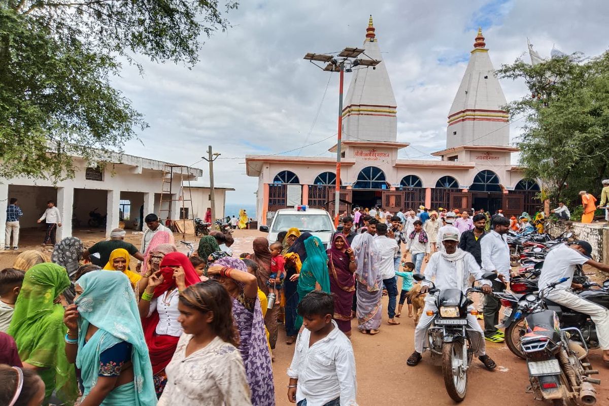 दीप जोत के साथ बाबू महाराज का लक्खी मेला प्रारंभ Babu Maharaj's Lakhmi fair started with lighting of lamps