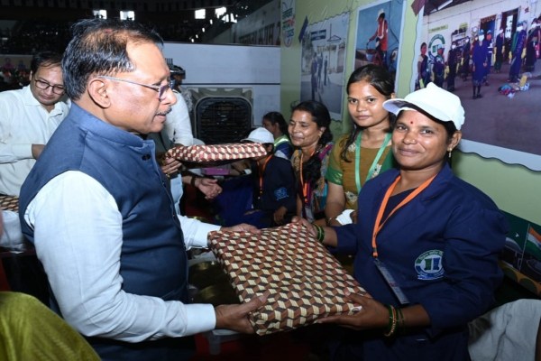 CM साय ने पैर पखारकर दिया सम्मान (फोटो सोर्स- DPR)