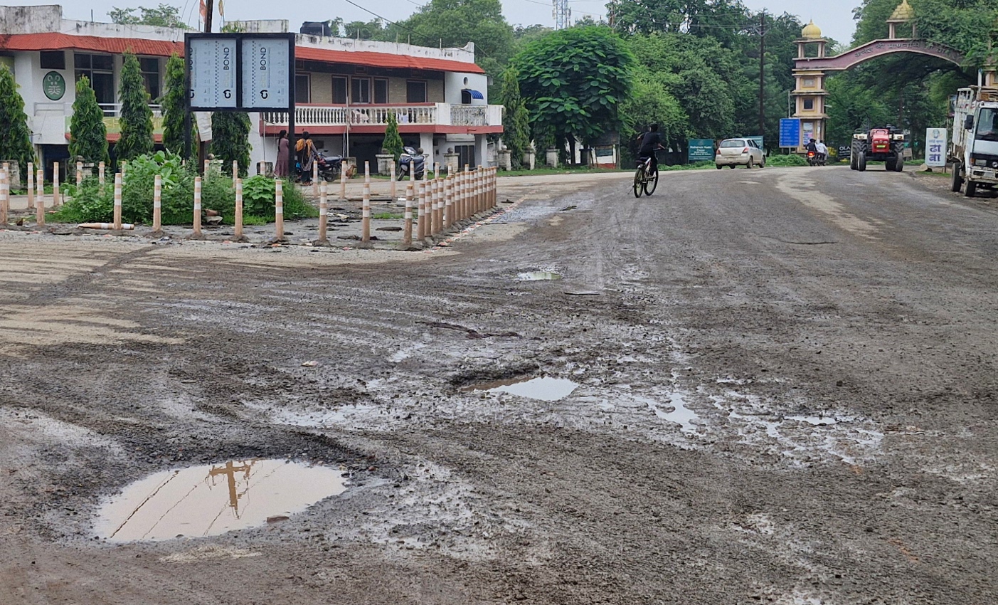 हादसों का हाइवे: ढाई किमी सड़क पर 150 से ज्यादा जानलेवा गड्ढे