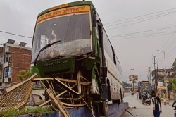 Mau news: ओवरब्रिज की रेलिंग तोड़ते दुर्घटनाग्रस्त हुई जनरथ बस, यात्रियों में मची
चीख - image
