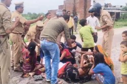 200 के विवाद में युवक की हत्या, परिजनों ने चलती एंबुलेंस से हाईवे पर गिराया शव,
देर रात हुआ अंतिम संस्कार - image