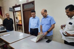 आयुक्त के निरीक्षण में 17 अधिकारी व 42 कर्मचारी मिले गायब, लटकी कार्रवाई की
तलवार - image