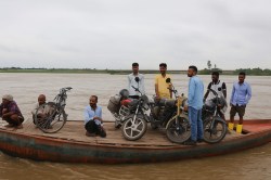 Flood News: सरयू का रौद्र रूप, कई गांवों पर बाढ़ का मंडराया खतरा, खतरे के निशान
से 30 CM ऊपर बह रही नदी - image
