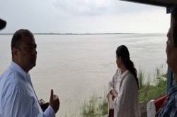 Flood News: खतरे के निशान से 42 सेंटीमीटर ऊपर बह रही घाघरा अलर्ट जारी,कई गांव
बाढ़ के पानी से घिरे - image