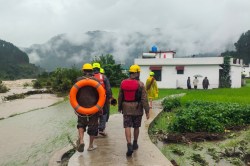 उत्तराखंड में मौसम बना मुसीबत! उत्तरकाशी में बादल फटा, कई जिलों में रेड अलर्ट,
रेस्क्यू में जुटी SDRF-NDRF टीम - image