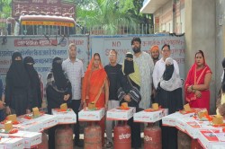 पालिकाध्यक्ष अरशद जमाल ने 20 आंगनबाड़ी कार्यकत्रियों के बीच मुफ्त गैस सिलिन्डर
किया वितरित - image