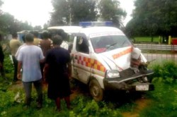 Gonda News: गोरखपुर से आ रही तेज रफ्तार एंबुलेंस रेलिंग को तोड़ती हुई पलटी, बाल
बाल बचे चालक व सहायक - image