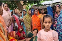 Azamgarh News: ईंट से कूंचकर युवक की हत्या, मौके पर फोर्स तैनात, मचा कोहराम - image