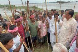 Mau News: सांसद राजीव राय ने सरयू नदी के कटान क्षेत्र का किया दौरा, लोगों की
सुनी समस्या - image