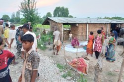गोंडा में दर्दनाक हादसा: खेलते-खेलते मासूम पर गिरा रोड सेफ्टी बोर्ड, बुझ गया घर
का चिराग - image