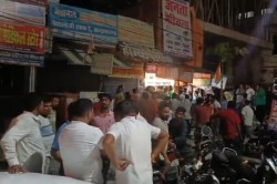 Gonda: सिर में दर्द होने पर अस्पताल पहुंची महिला, इंजेक्शन लगते ही बिगड़ी तबीयत
कफन में लिपटकर पहुंची घर - image