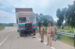 Mirzapur: कार-बोलेरो ट्रक से टकराते हुए पलटी कार चालक की हुई मौत, मौके पर पहुंची
पुलिस तो कार में भारी मात्रा में कफ सीरप देख रह गई दंग - image