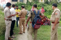 गोंडा- अयोध्या रेल खंड पर मिला ट्रक ड्राइवर का शव, हत्या कर फेंके जाने की आशंका,
जांच में जुटी पुलिस - image