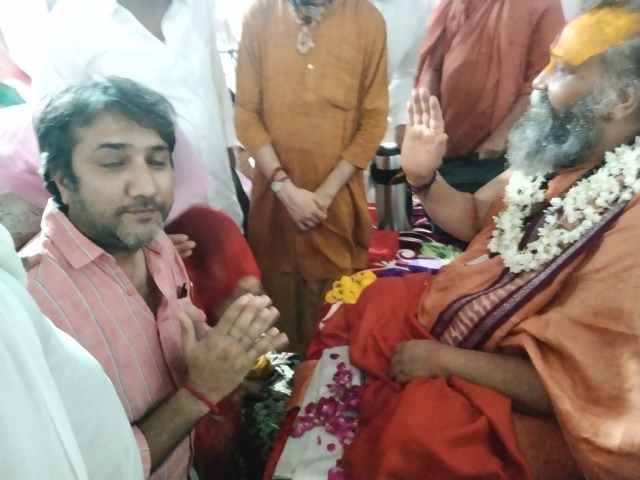रेवासा धाम के पीठाधीश्वर राजेंद्र दास