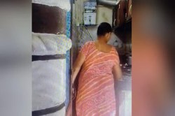 Bijnor Maid Incident: नौकरानी ने धुले बर्तनों पर किया पेशाब, सीसीटीवी में कैद,
पुलिस ने की गिरफ्तारी - image