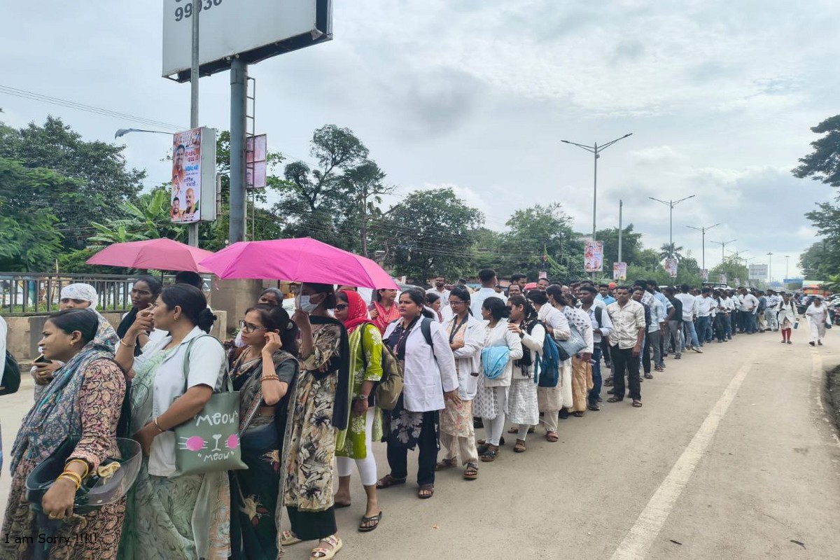 Watch video… एनएचएम कर्मियों ने निकाली संविदा कुप्रथा की शव यात्रा