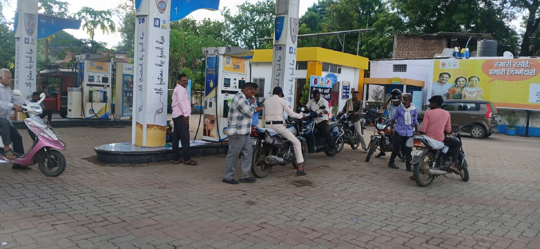 Effect of helmet mandatory not visible at petrol pumps