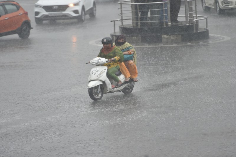 प्रदेश के विभिन्न हिस्सों में भारी बारिश की चेतावनी (फोटो सोर्स :Patrika/ Ritesh Singh)