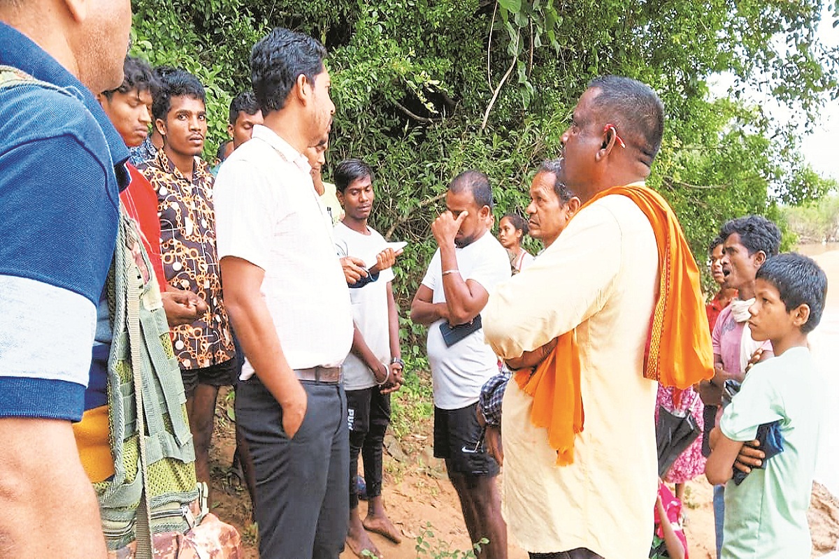 इंद्रावती नदी में संतुलन खोने से नाव पलटी (Photo source- Patrika)