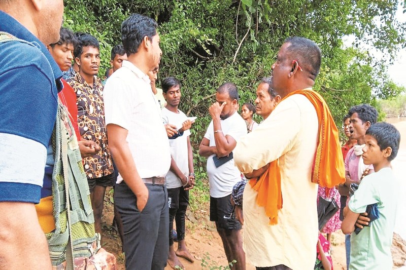 इंद्रावती नदी में संतुलन खोने से नाव पलटी (Photo source- Patrika)
