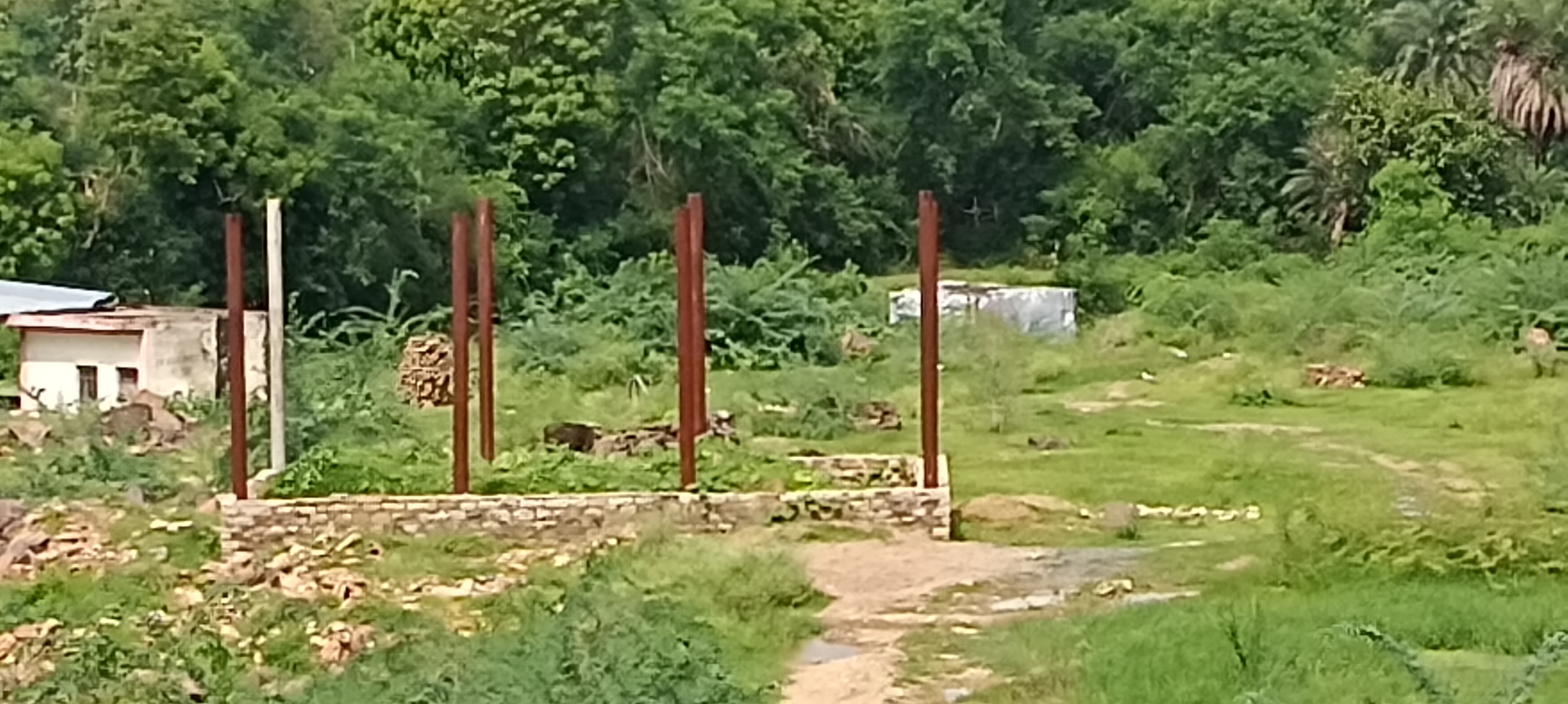 अंतिम संस्कार की राह में बाधा, प्रशासन बेखबर