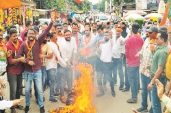 PM मोदी के विरुद्ध खुलेआम अभद्र भाषा का प्रयोग, भाजपा ने किया प्रदर्शन, फूंका
राहुल गांधी का पुतला - image