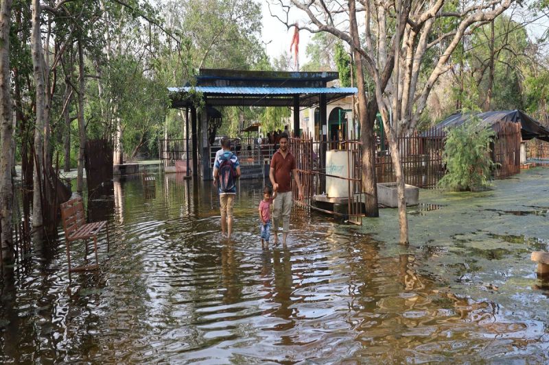 बारिश में डूबे रास्ते, रात में निकलने कतरा रहे लोग Roads submerged in rain, people are avoiding going out at night