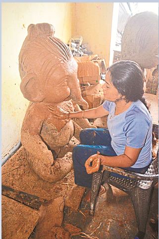 Ganesh Utsav 2025: रायपुर में गणेश उत्सव की तैयारी, प्रजा से मिलने को सज रहे राजा, देखें तस्वीरें 
